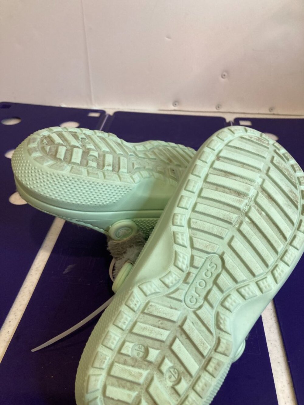 CROCS FUR LINED WOMENS SHOES WITH CHARMS SIZE 8 - Picture 2 of 7